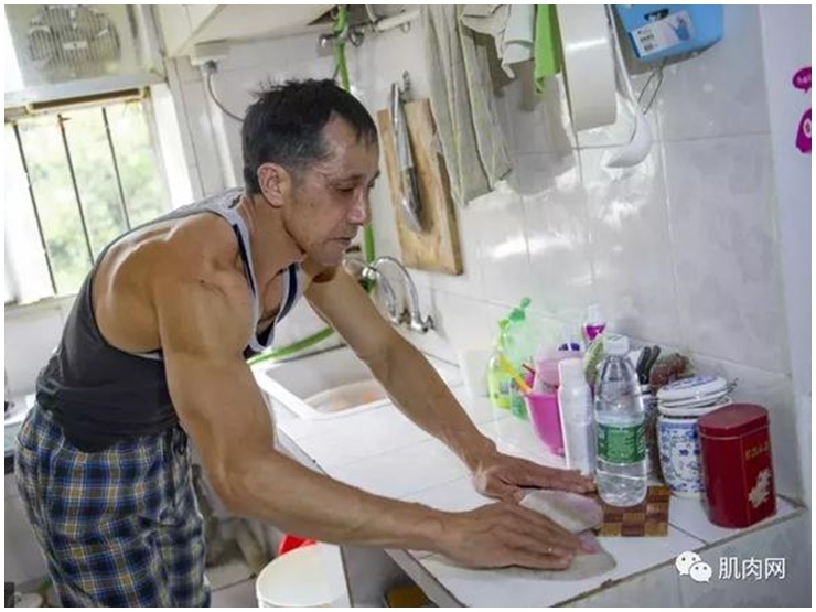 Người đàn ông giản dị trong cuộc sống đời thường.