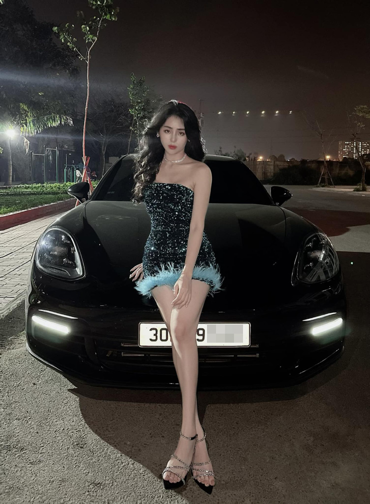 Trước đó, khi tạo dáng bên cạnh xe Porsche, Hương Ly chọn trang phục gợi cảm
