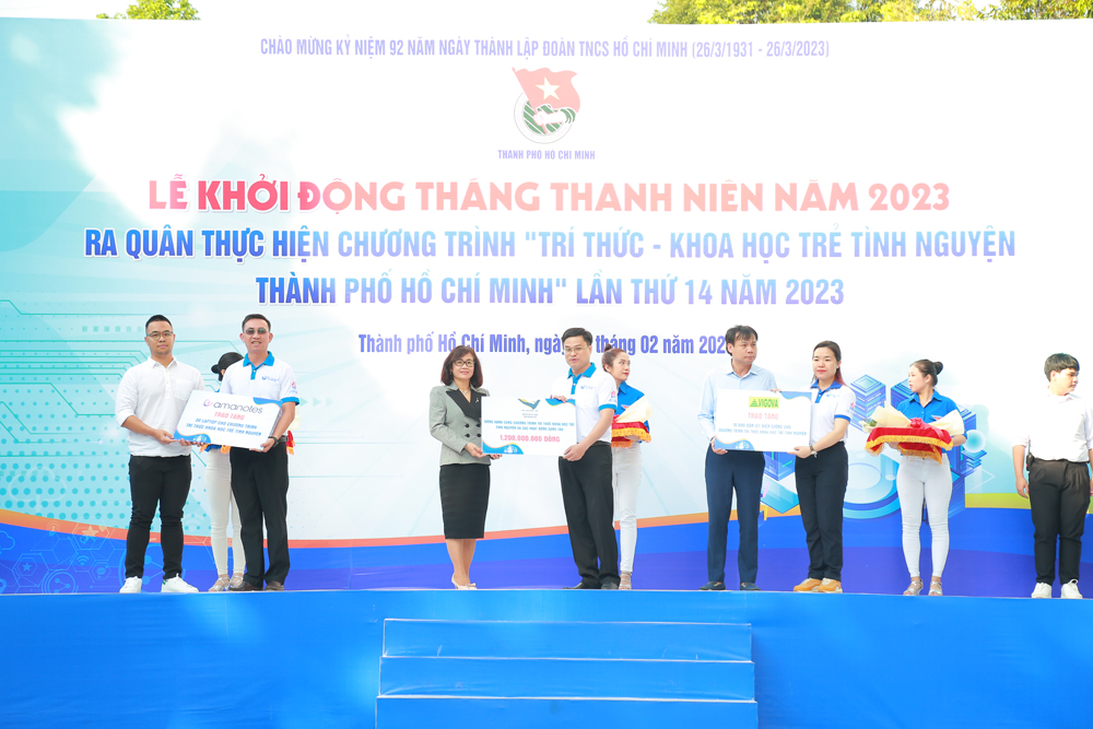 Ông Đoàn Luân đại diện Amanotes (bên trái ngoài cùng) trao tặng 30 laptop cho chương trình tại Lễ Khởi động Tháng Thanh Niên năm 2023