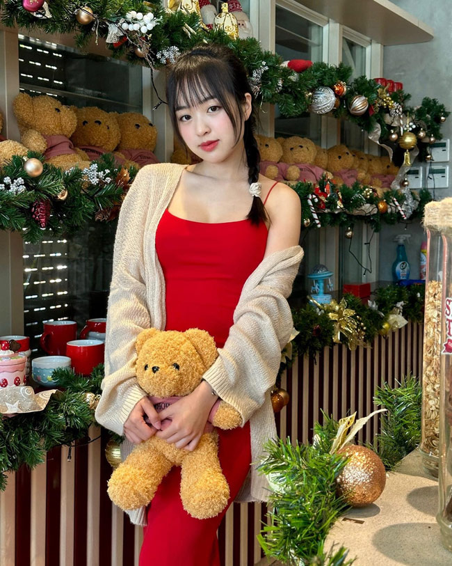 Khi trưởng thành, hot girl Phương Anh theo đuổi phong cách gợi cảm, có phần sexy. 
