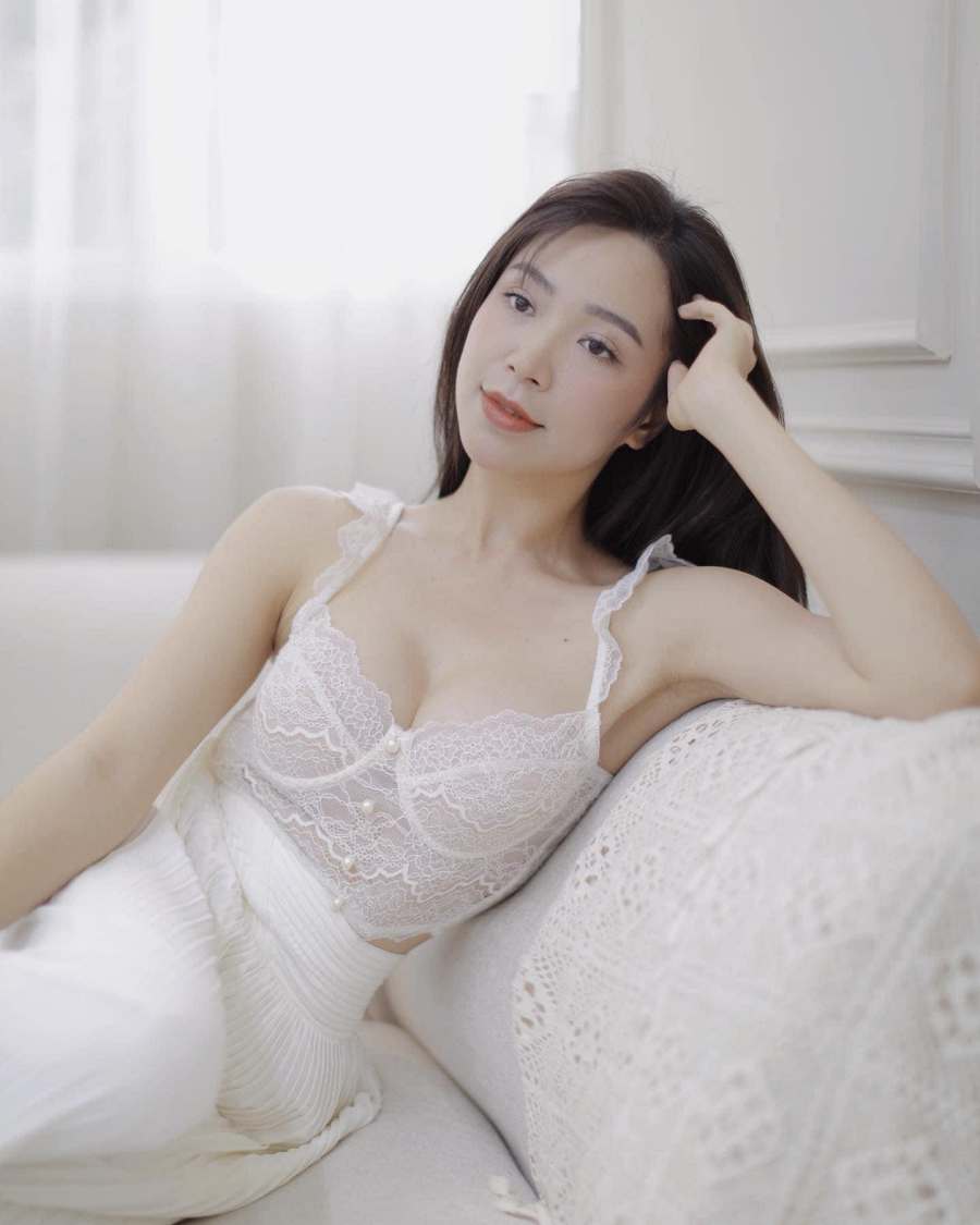 Kim Oanh được khen trẻ đẹp hơn tuổi.