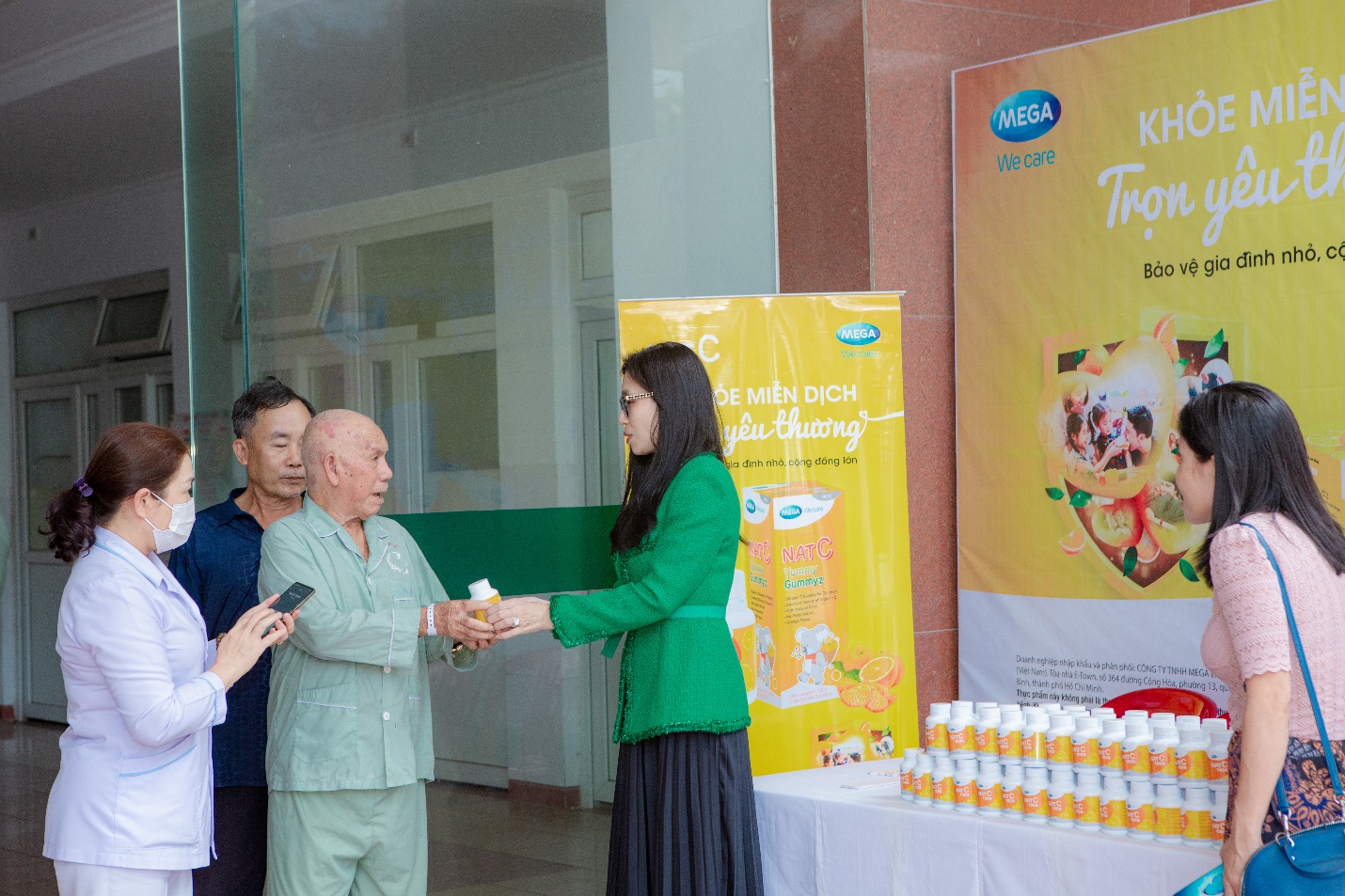 Bệnh Viện Phong Quy Hòa, Quy Nhơn, Đại diện Mega Wecare trao tận tay phần quà yêu thương đến từng bệnh nhân.