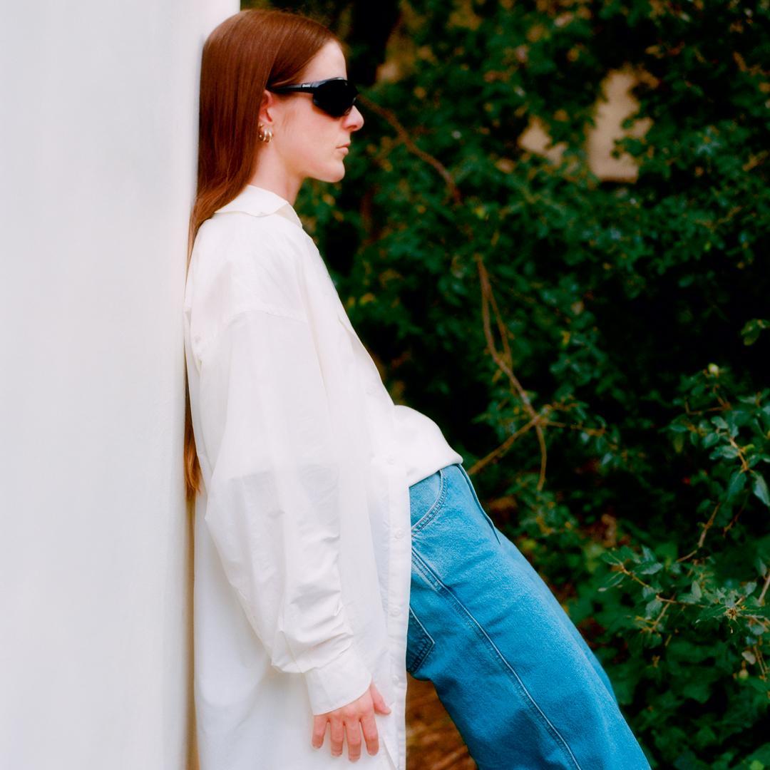 Nghệ sĩ biểu diễn và biên đạo múa Candela để lại ấn tượng phong cách đặc biệt qua lựa chọn mix&match các item mới nhất từ BST Uniqlo U