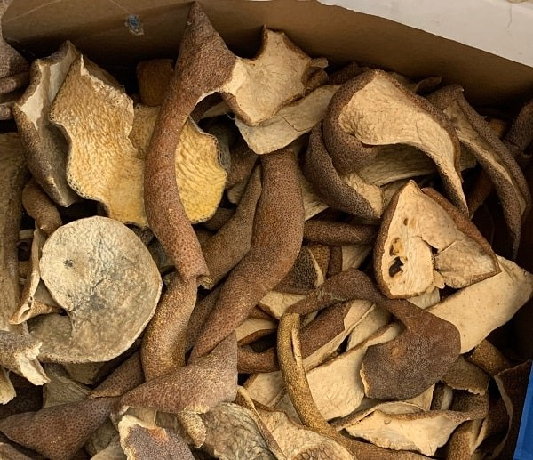 Cô Nga phải sắc cả vỏ bưởi để gội đầu