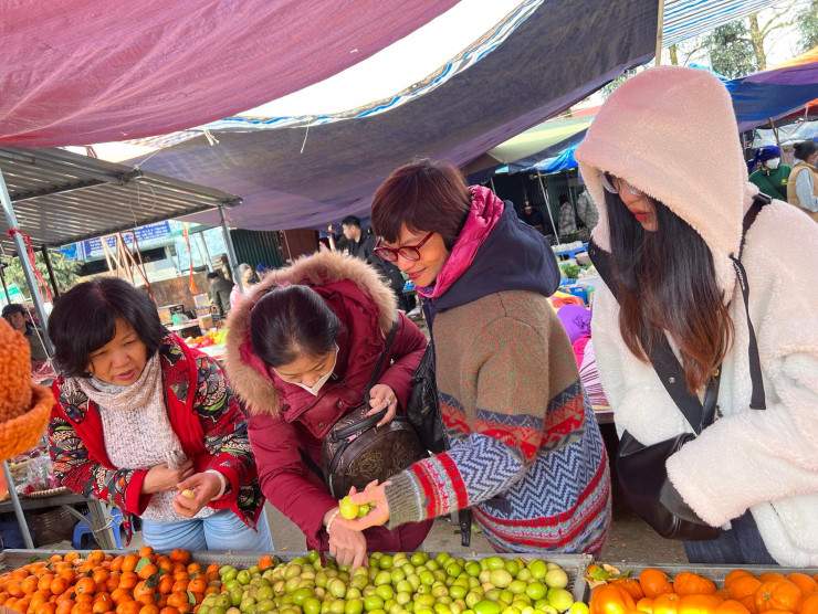 Đi chợ phiên Y Tý.