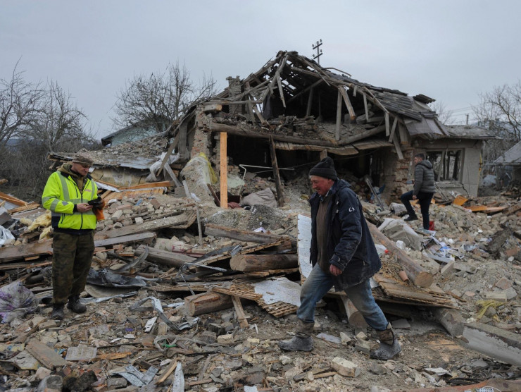 Người dân đi bộ trong đống đổ nát của những ngôi nhà bị phá hủy bởi cuộc tấn công bằng tên lửa của Nga tại một ngôi làng ở quận Zolochevsky, vùng Lviv, Ukraine. Ảnh: AP.