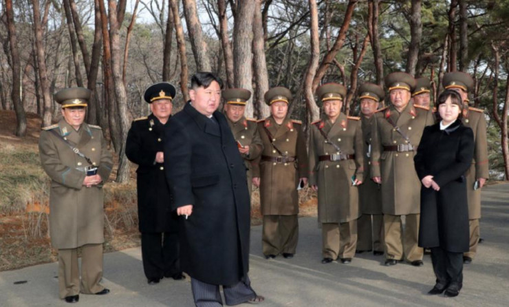 Nhà lãnh đạo Triều Tiên Kim Jong-un cùng con gái trong chuyến thị sát ngày 9/3. Ảnh: KCNA