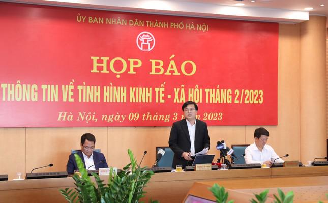 Chánh Văn phòng UBND thành phố Hà Nội Trương Việt Dũng trả lời báo chí (ảnh: PV).