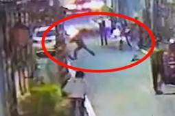 Đài Loan: Chú cầm liềm chém cháu, cảnh sát giải quyết bằng 15 phát súng