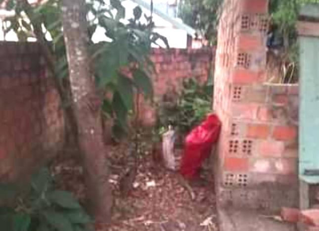Bao tải màu đỏ sau vườn nhà một người dân ở thôn Thanh Xuân