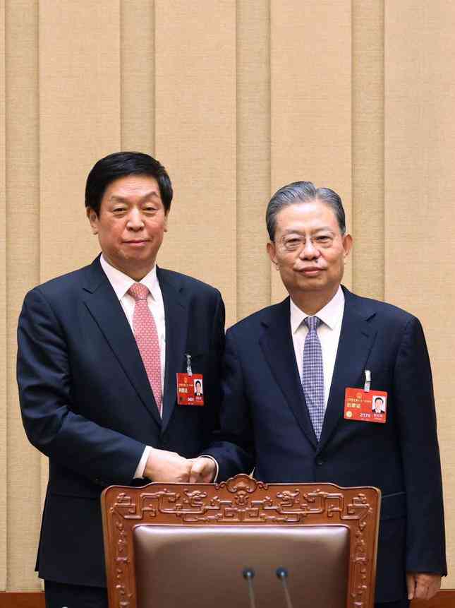 Ông Lật Chiến Thư bắt tay ông Triệu Lạc Tế (phải) tại cuộc họp đầu tiên của đoàn chủ tịch kỳ họp thứ nhất Quốc hội Trung Quốc khóa 14 diễn ra ngày 4/3/2023 ở Bắc Kinh. Ảnh: Xinhua.