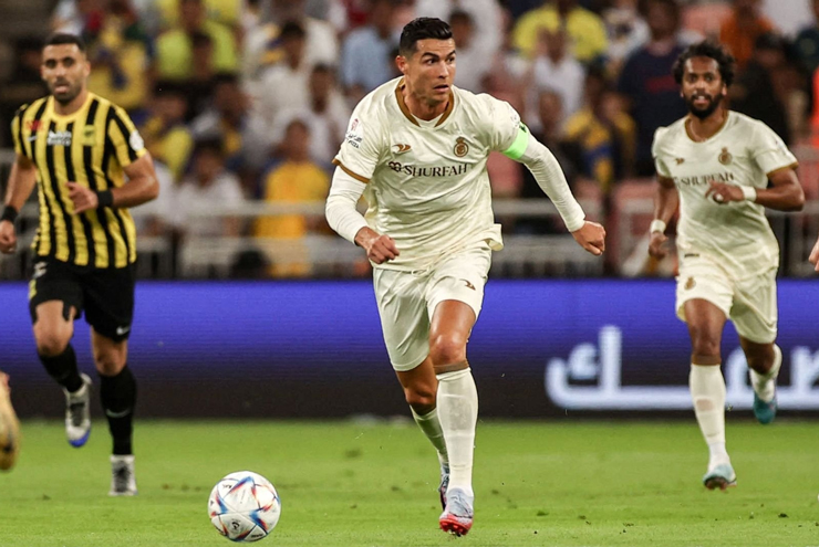 Ronaldo thường xuyên phải lùi về kéo bóng giúp các đồng đội