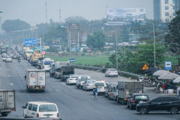 Tin tức trong ngày - Hà Nội "tắc" đăng kiểm, chủ xe đi tỉnh khác không được lại quay về Hà Nội xếp hàng chờ