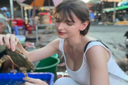 Đời sống Showbiz - "DJ Tây đẹp nhất Hà thành" mặc áo cổ rộng mênh mông đi chợ, vợ Bùi Tiến Dũng thoải mái làm điều này