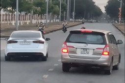 Xe máy - Xe đạp - Clip: Người phụ nữ thản nhiên dừng xe máy giữa đường mặc kệ dòng xe tới tấp