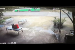 Xe máy - Xe đạp - Clip: Hoang mang "trẻ trâu" phóng nhanh lao thẳng vào nhà dân