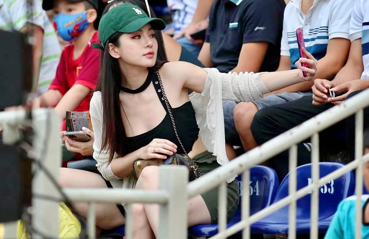Tú Linh thường xuyên đi cổ vũ bóng đá, gây chú ý với vẻ ngoài xinh đẹp. 
