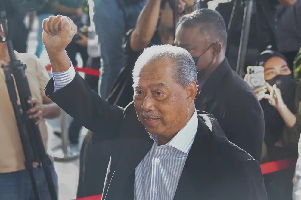 Cựu Thủ tướng Malaysia Muhyiddin Yassin ra hầu tòa ngày 10/3. Ảnh: AP