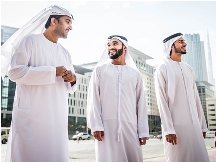 Đàn ông Dubai luôn mặc áo dài trắng nổi bật ở bên ngoài.