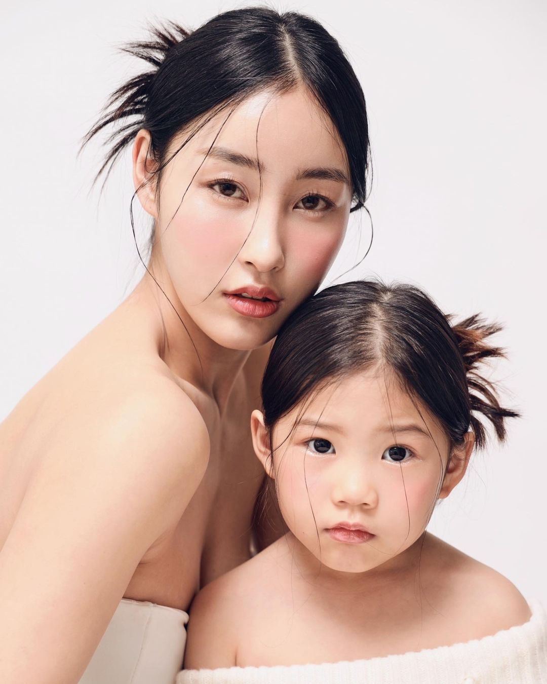 Song Ah Reum chụp hình cùng con gái.