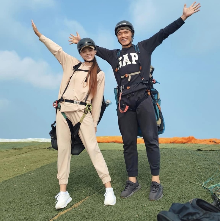 Mới đây, vợ chồng thủ môn Bùi Tiến Dũng &#34;trốn con&#34; đi chơi, thực hiện thử thách nhảy dù. Theo tiết lộ của thủ thành 9X, đây là một trong những ước muốn của anh được ghi trong một danh sách. Nhân dịp sinh nhật, bà xã Bùi Tiến Dũng đã tặng anh món quà này.
