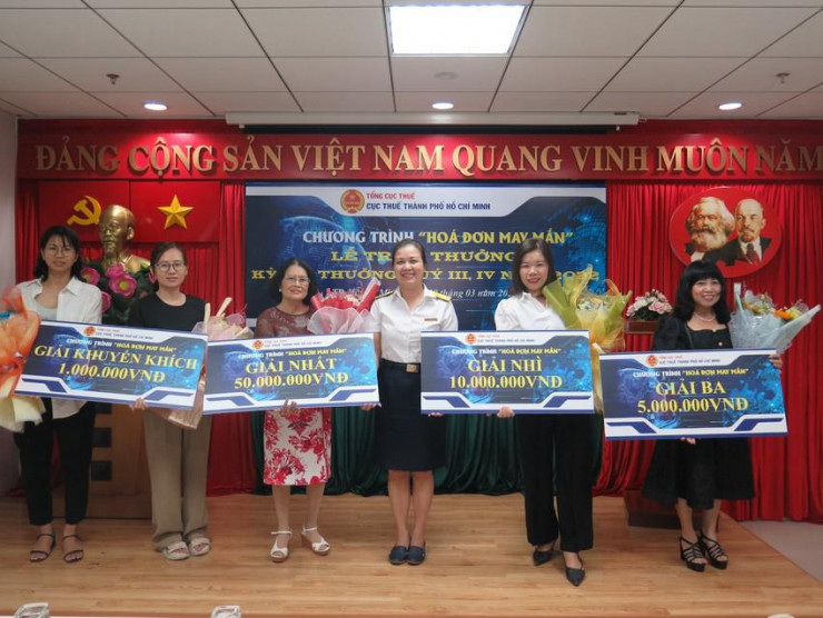 Cục Thuế TP HCM trao 118 giải thưởng "Hoá đơn may mắn" đợt 2 của kỳ mở thưởng quý III, quý IV-2022, tổng giá trị 310 triệu đồng. Ảnh: QH