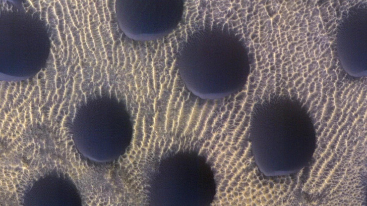 Hình ảnh ma mị về các cồn cát tròn mà NASA vừa công bố - Ảnh: MRO/NASA