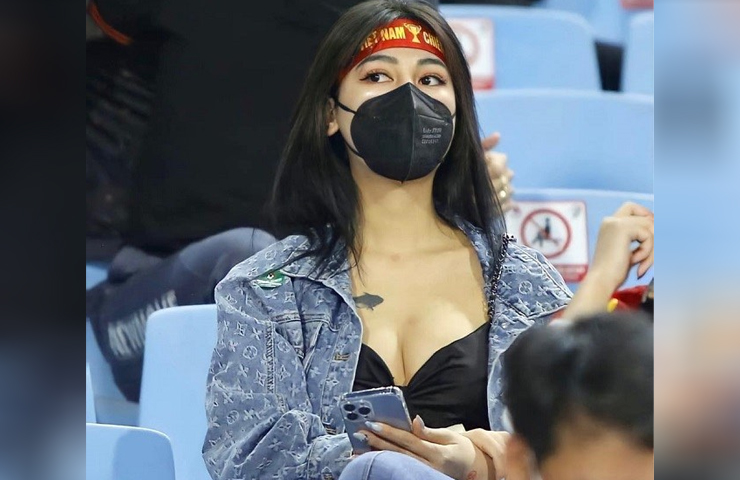Cô gái này từng "gây sốt" trên SVĐ Mỹ Đình khi đi cổ vũ bóng đá trận Việt Nam - Nhật Bản.
