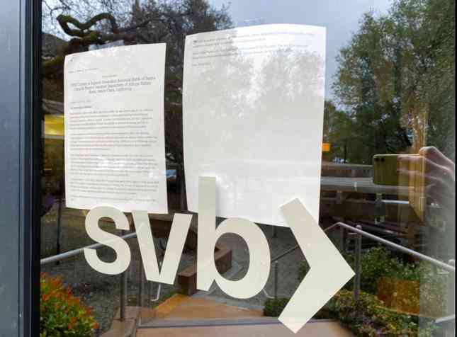 Cánh cửa trụ sở của SVB tại California, Mỹ. Ảnh: CNN