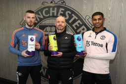 Bóng đá - MU lập hat-trick danh hiệu Ngoại hạng Anh: Có nên từ bỏ đua vô địch với Arsenal?