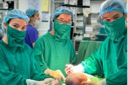 Tin tức trong ngày - Hy hữu ca sinh đôi ở Hà Nội, một bé còn nguyên trong bọc ối