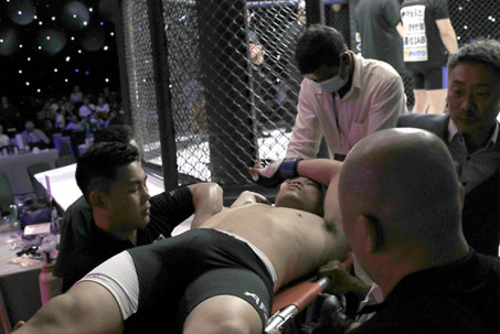 Võ sĩ MMA Việt Nam bị chấn thương khó tin, rời sàn bằng cáng sau 1 phút