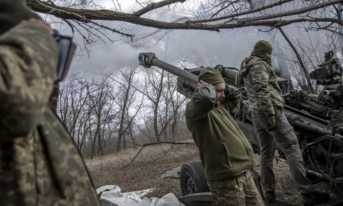 Binh sĩ Ukraine nã pháo về phía quân Nga gần thành phố Bakhmut ngày 10/3. Ảnh: Getty