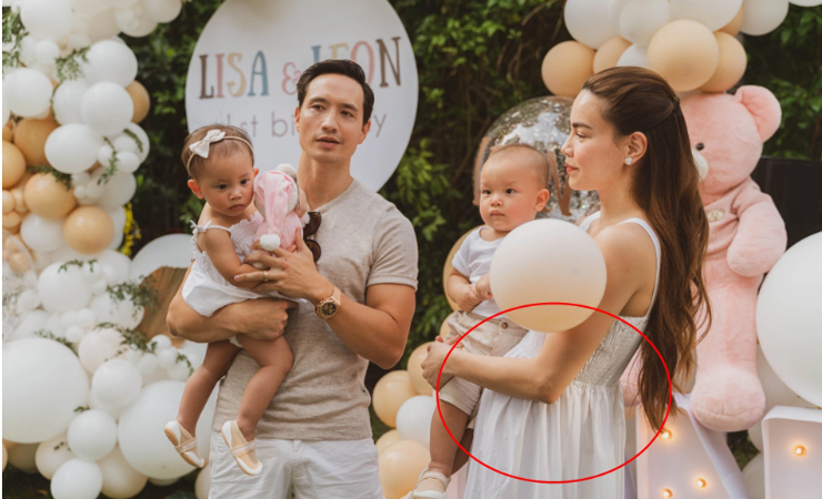 Trong tiệc mừng hai bé sinh đôi 1 tuổi, góc chụp nghiêng và kiểu dáng váy rộng khiến Hà Hồ bị vướng tin đồn mang thai.
