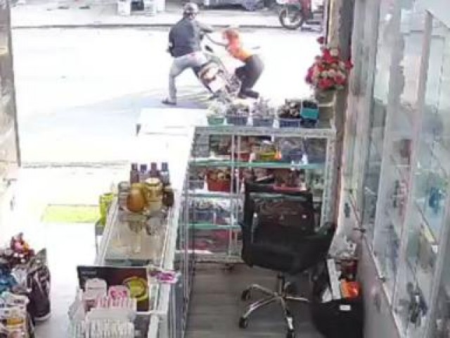 Pháp luật - Bắt nghi phạm vụ "cướp vứt trả điện thoại, cô gái ném trả chìa khóa"