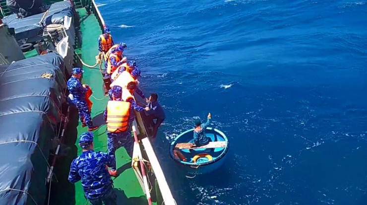 Một vụ hai thuyền viên được cứu sống trên biển Phú Quý hồi đầu tháng 3. Ảnh: TRUNG THÀNH.