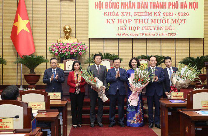 Bà Vũ Thu Hà (áo dài xanh) vừa được bầu làm Phó chủ tịch UBND TP Hà Nội.