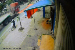 Xe máy - Xe đạp - Clip: Người phụ nữ may mắn thoát nạn khi cuộn thép lao vào người