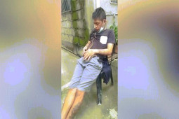 Phi thường - kỳ quặc - Video: Chu môi muốn hôn rắn cưng, người đàn ông gặp ngay chuyện kinh hãi