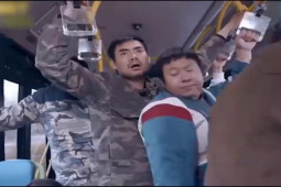Clip hài hước - Người đàn ông tranh thủ kiếm thêm thu nhập trên xe bus với "nghề lạ"