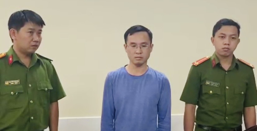 Mai Văn Quân - Phó Tổng giám đốc công ty cổ phần dịch vụ và kỹ thuật ô tô Tiên Phong (đứng giữa) bị bắt để điều tra về tội đưa hối lộ