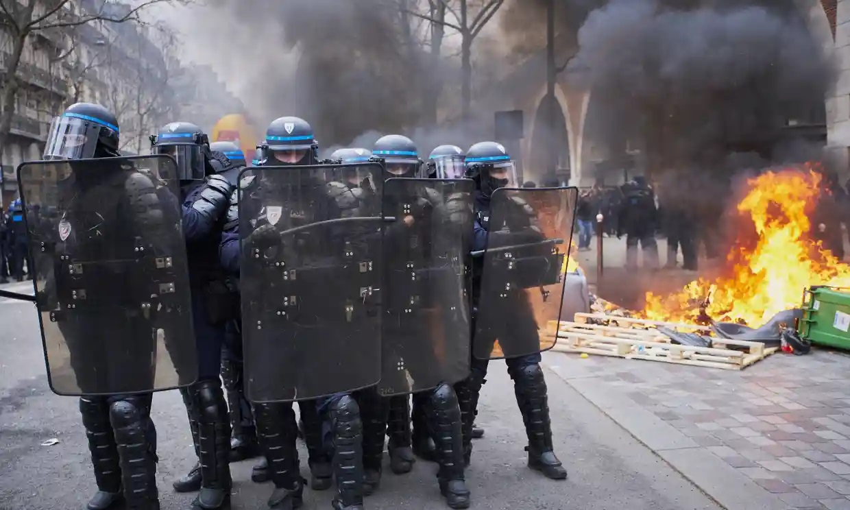 Cảnh sát Paris hôm 11/3 trấn áp một nhóm biểu tình có hành vi phá hoại (ảnh: Guardian)