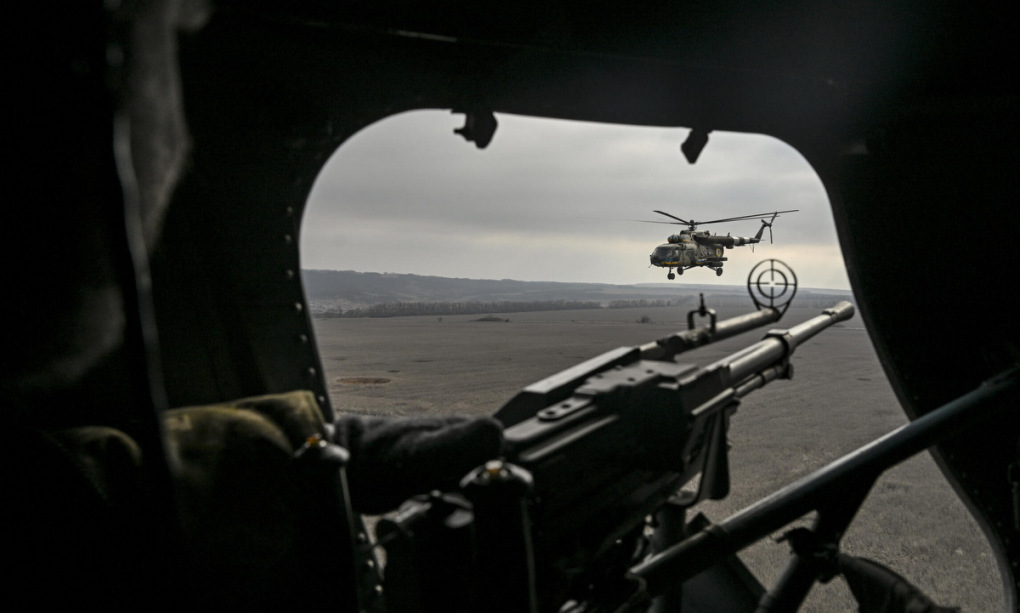 Xạ thủ súng máy quan sát từ trực thăng Mi-8 của Ukraine trên chiến trường Donetsk (ảnh: ET)