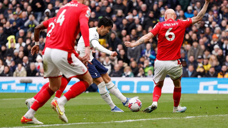 Son Heung Min ra chân quyết đoán để giúp Tottenham có 3 bàn dẫn trước đối thủ