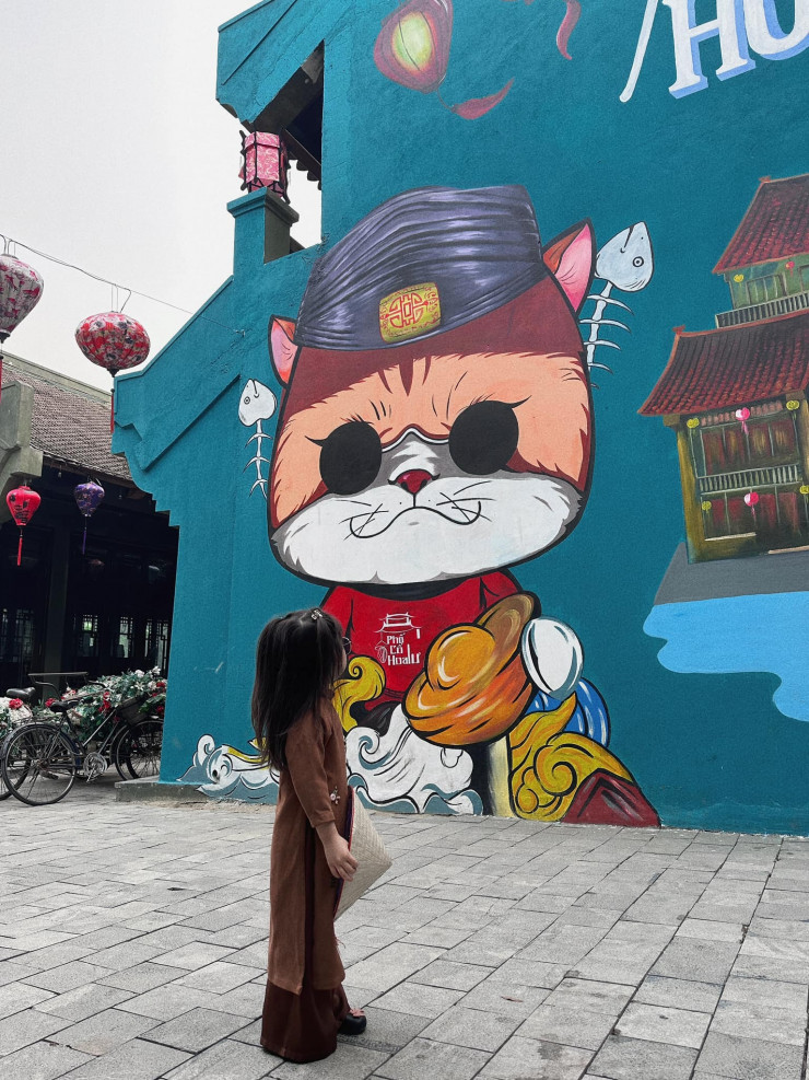 Đến phố cổ Hoa Lư tham quan, chụp ảnh.