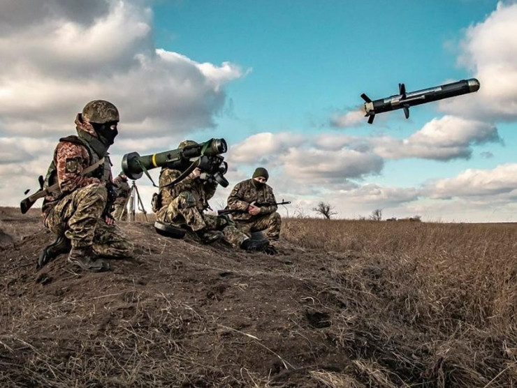 Binh sĩ Ukraine sử dụng tên lửa Javelin của Mỹ. Ảnh: Ukrainian Defense Ministry Press Service/AP