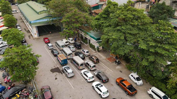 Ngày 10-3 vừa qua, Trung tâm đăng kiểm 29-03S (quận Nam Từ Liêm) và 29-14D (huyện Thanh Oai) được mở cửa trở lại sau thời gian tạm dừng hoạt động phục vụ công tác điều tra. Đây cũng là 1 trong những trung tâm được tăng cường lực lượng CSGT để hỗ trợ đăng kiểm.