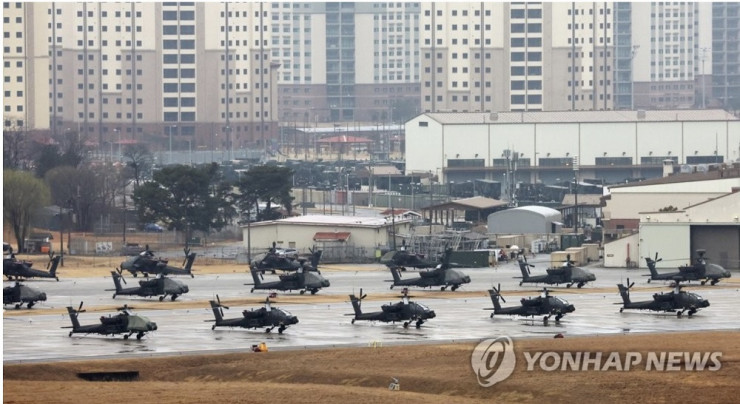 Các trực thăng quân sự đậu tại căn cứ của Mỹ ở Pyeongtaek, cách Seoul 65km về phía nam. Ảnh: Yonhap
