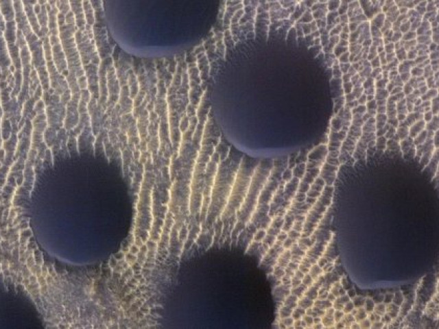 NASA công bố ảnh độc: ”Cánh đồng đĩa bay” bí ẩn trên Sao Hỏa