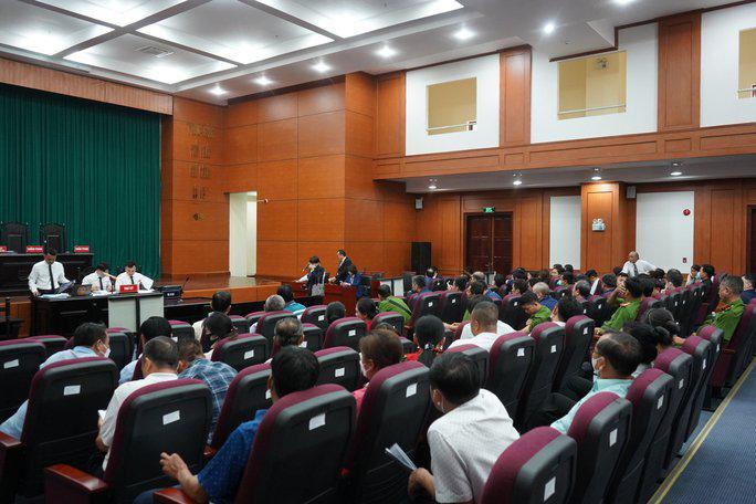 An ninh phiên toà được siết chặt, phóng viên tác nghiệp phải làm thủ tục từ sớm.